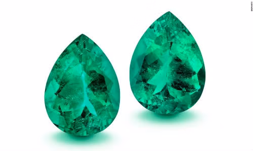 Bộ sưu tập độc nhất gồm 20 viên đá thô và 13 trang sức lộng lẫy do chuyên gia ngọc lục bảo Manuel Marcial de Gomar sưu tầm trong nhiều năm. Những viên ngọc lục bảo hình giọt nước của mỏ Muzo, Colombia có trọng lượng gần 100 carat. Cặp đôi ngọc lục bảo có hình dạng và kích thước tương đương như trong ảnh này là cực kỳ hiếm có.