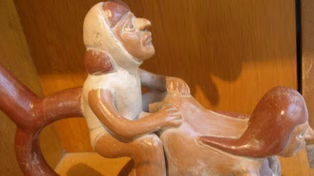 Người Inca khá cởi mở về vấn đề quan hệ tình dục trước hôn nhân. Họ khuyến khích những đứa trẻ Inca có một số người tình trước khi kết hôn. Quan hệ đồng tính cũng được miêu tả trên những món đồ gốm. Thông thường, phụ nữ Inca kết hôn từ năm 12 - 14 tuổi.