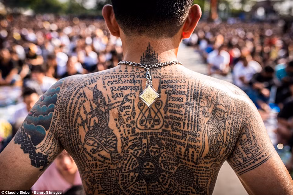 Nhiếp ảnh gia Claudio Sieber, 34 tuổi, nói: “Một số cảnh làm tôi nhớ về hình ảnh trong bộ phim “Xác sống” khi những người chết vẫn có thể bò hoặc chạy về phía bạn. Khi những Phật tử bắt đầu quá trình xăm huyền thuật, đôi mắt của họ rất ám ảnh”.