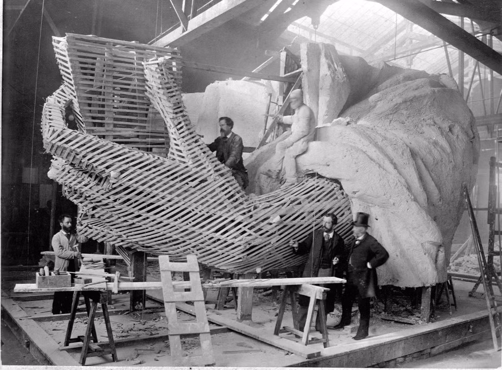 Cánh tay trái của bức tượng Nữ thần Tự do được chế tác tại Paris, Pháp năm 1882. Về sau, tượng Nữ thần Tự do được đưa đến Mỹ và trở thành một biểu tượng nổi tiếng thế giới.