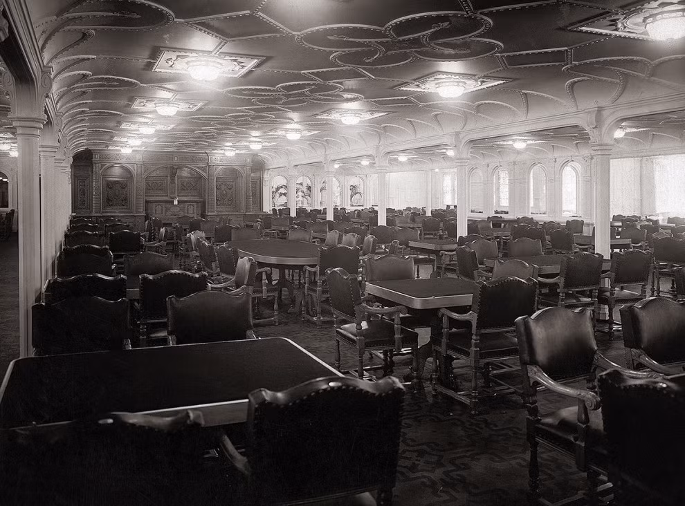 Phòng ăn sang trọng trên tàu huyền thoại RMS Titanic.