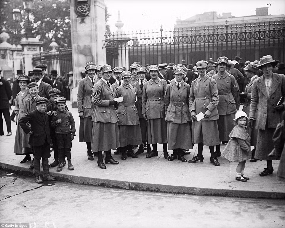 Đơn vị nữ quân nhân trong lực lượng không quân hoàng gia được thành lập năm 1918. Bức ảnh này được chụp khi các nữ quân nhân tại Anh năm 1919.