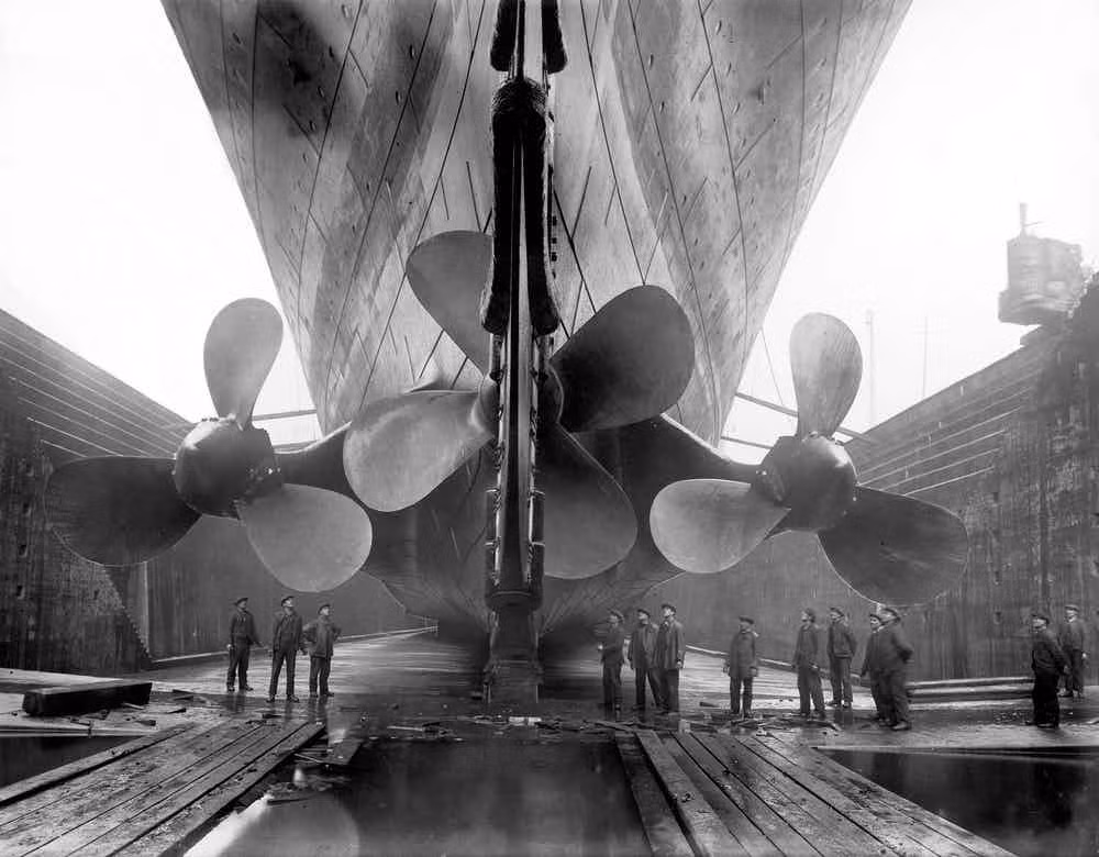 Đây là hình ảnh kinh điển về con tàu huyền thoại Titanic được mệnh danh "không thể chìm". Tuy nhiên, con tàu này đã gặp thảm kịch chìm tàu kinh hoàng ở Biển Bắc Đại Tây Dương sau khi đâm vào tảng băng trôi ngay trong chuyến hải trình đầu tiên ngày 15/4/1912. Thảm họa cướp đi sinh mạng của hơn 1.500 người trong tổng số 2.000 người trên tàu.