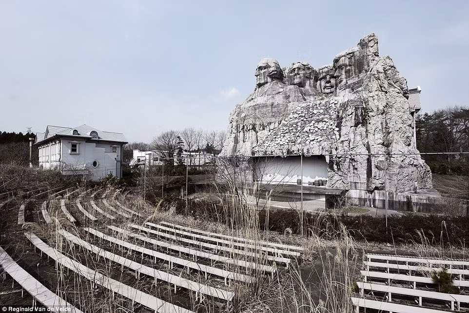 Bản sao núi Rushmore trị giá 27 triệu USD tại Western Village trở nên hoang vắng, u ám sau khi đóng cửa.