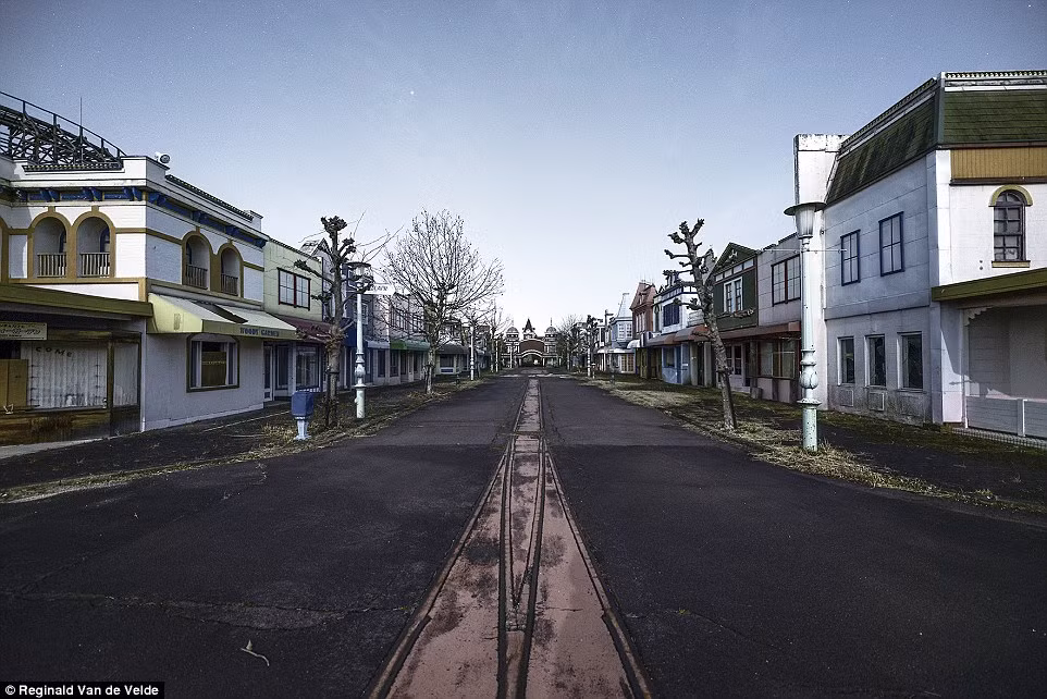 Những dãy "nhà ma" không một bóng người tại công viên Nara Dreamland.