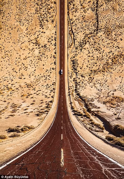 Một con đường giữa sa mạc ở bang Arizona. Buyuktas sử dụng Google Earth để tìm kiếm các vùng có địa hình sẽ cho ra những góc ảnh đặc biệt.