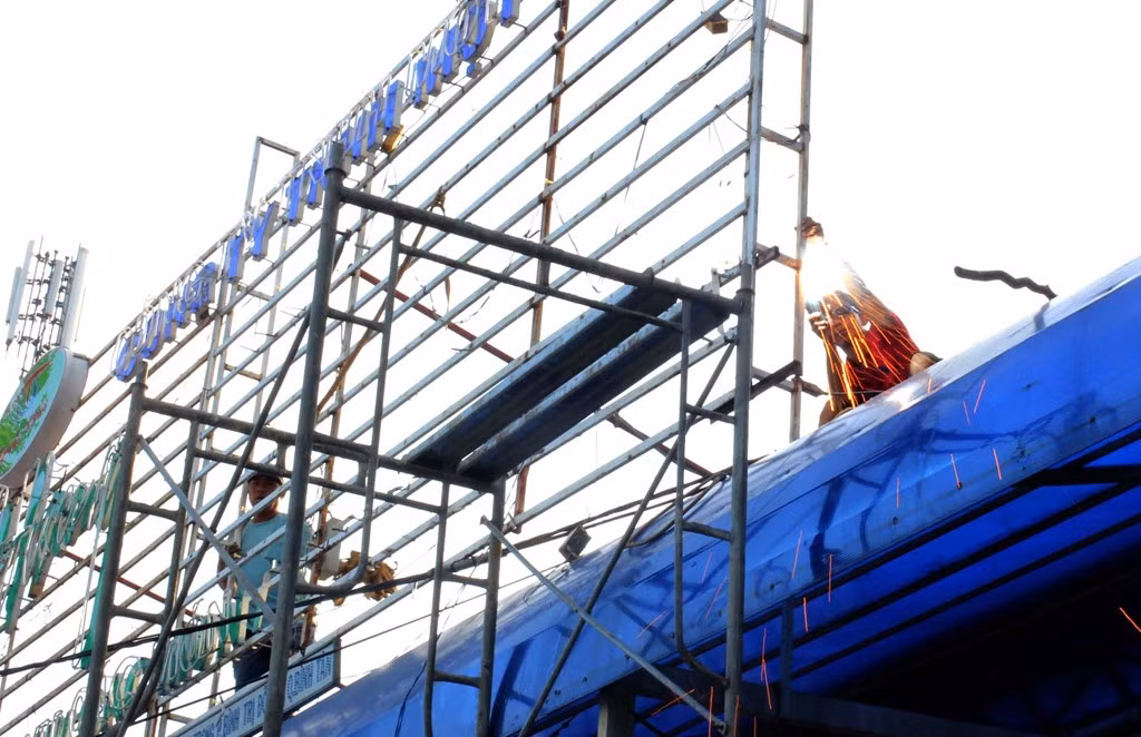 Tại đường Vành Đai Trong, một trong 7 tuyến đường kiểu mẫu của phường, sau lời nhắc nhở của vị nữ Chủ tịch phường trước đó, nhiều hộ kinh doanh nhà hàng, quán nhậu đã tuân thủ tháo dỡ các bảng quảng cáo dựng chiếm vỉa hè.