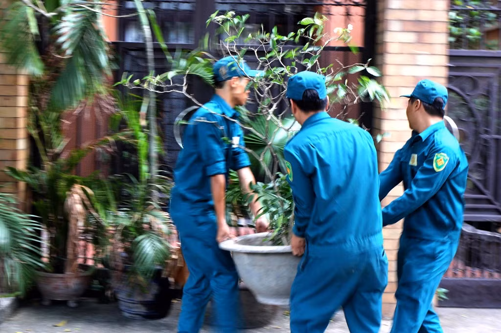 Nhiều chậu cây cảnh để chiếm lối đi của người đi bộ ngay lập tức bị lực lượng chức năng di chuyển đi nơi khác.