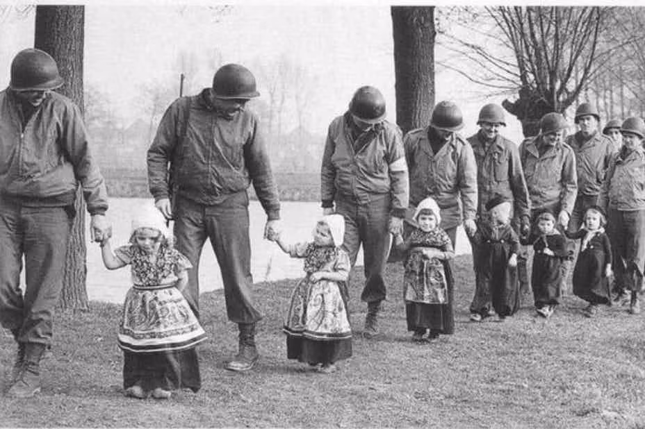 Năm 1940, Hà Lan bị phát xít Đức tấn công xâm lược và chiếm đóng. Sau đó, quân Đồng minh đã thực hiện chiến dịch giải phóng Hà Lan. Sau khi được giải phóng, những bé gái Hà Lan thích thú khi nắm tay những binh sĩ quân Đồng minh đến buổi lễ mừng ngày đất nước được giải phóng 5/5/1940.
