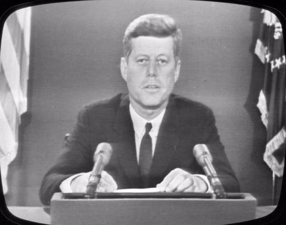 Hình ảnh Tổng thống Mỹ John F. Kennedy thông báo với người dân Mỹ về cuộc khủng hoảng tên lửa Cuba năm 1962. Khi ấy, thế giới ở bên bờ vực một cuộc chiến tranh hạt nhân. Tuy nhiên, may mắn là điều đó đã không xảy ra. Cuộc khủng hoảng tên lửa Cuba kết thúc sau 13 ngày nổ ra.