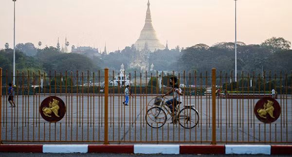 Chính phủ Myanmar cũng yêu cầu các nhà cung cấp internet chặn quyền truy cập Facebook của người dân. Một nửa dân số tại Myanmar có đăng ký tài khoản Facebook.