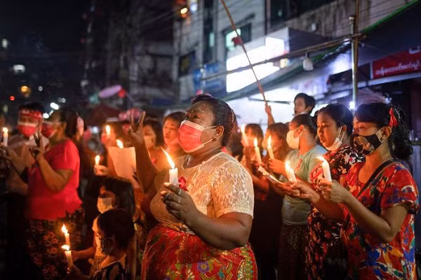 Facebook cho biết: “Các sự kiện kể từ cuộc chính biến ngày 1/2, bao gồm cả bạo lực chết người, đã dẫn đến nhu cầu thiết thực của lệnh cấm này. Chúng tôi cho rằng rủi ro khi cho phép Tatmadaw (quân đội Myanmar) xuất hiện trên Facebook và Instagram là quá lớn”.