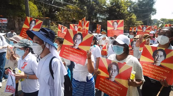 Người dùng tại Myanmar đã gặp vấn đề khiến đường truyền Internet bị gián đoạn ngay sau khi quốc gia này xảy ra biến cố chính trị. Dịch vụ của các nhà cung cấp viễn thông bao gồm công ty Bưu chính Viễn thông Myanmar (MPT) và Telenor cũng dừng hoạt động.
