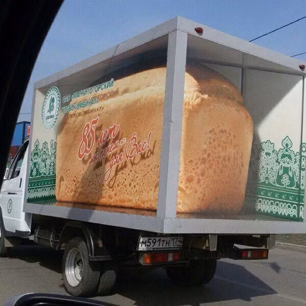 Xe vận chuyển bánh mì in hình chiếc bánh mì 3D khổng lồ bên ngoài, để ai cũng biết bên trong chở gì.