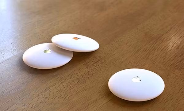 Dựa trên các hình ảnh được tìm thấy trong bản nội bộ của iOS 13, ‌‌AirTags‌‌ là các thẻ nhỏ, có màu trắng hình tròn với logo Apple ở mặt trước.