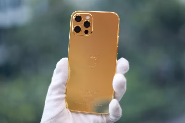 iPhone 12 Pro dùng mặt lưng bằng kính, vì vậy không thể mạ vàng trực tiếp lên chất liệu này. Đơn vị chế tác đã thay mặt kính bằng vỏ hợp kim.