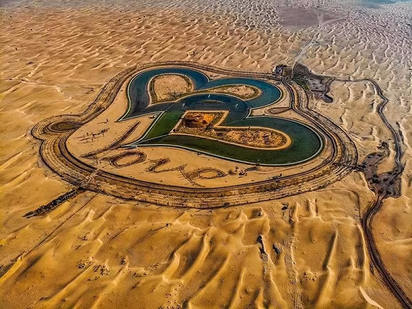 Thực tế, Hồ Tình yêu là một hồ nước nhân tạo nằm trên sa mạc Dubai, là một trong những điểm tham quan lãng mạn, ấn tượng nhất đối với các cặp đôi khi đến thăm Trung Đông.