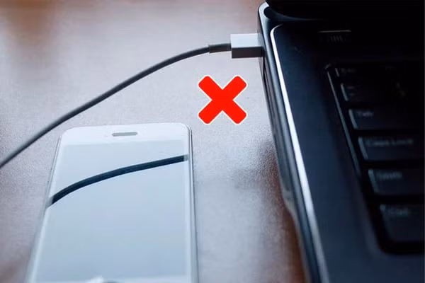 Không nên sạc điện thoại qua laptop vì mất nhiều thời gian hơn so với sử dụng ổ cắm điện thông thường và không thể dùng chức năng sạc nhanh.