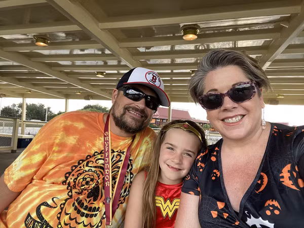 Gần 2 tháng sau, Lisa nhận được cuộc gọi từ Disney World thông báo rằng đã tìm được chiếc iPhone 11 của cô. Điều đặc biệt là chiếc điện thoại vẫn hoạt động bình thường. Ngoài ít cát và tảo vướng trên vỏ silicon của điện thoại, nó không có gì khác ở thời điểm trước khi bị rơi xuống hồ
