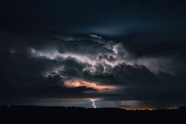 Điều này có ý nghĩa, giông bão gây ra bởi những đám mây lạnh có xu hướng cực đoan và nguy hiểm hơn cho con người do mưa đá, sét và gió.