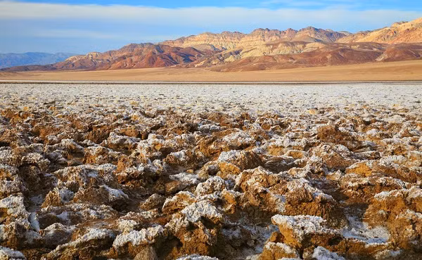 Đặc điểm ấn tượng của chảo muối đó là có hình răng cưa kỳ lạ. Trong một cuốn sách mang tựa "National Park Service" xuất bản năm 1934 có đề cập tới chi tiết "chỉ có những con quỷ mới chơi golf được ở nơi này".