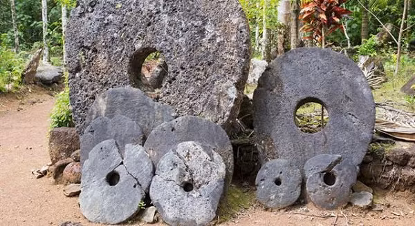 Loại tiền tệ bằng đá này được người dân ở đảo Yap, thuộc Micronesia, Thái Bình Dương sử dụng hàng thế kỷ qua, nhưng không ai nhớ rõ chúng xuất hiện từ khi nào. Chúng đều mang đặc điểm chung là rất nặng, làm từ đá vôi chở từ Palau sang. Đây là hòn đảo nằm cách đảo Yap chừng 400km về phía tây nam.