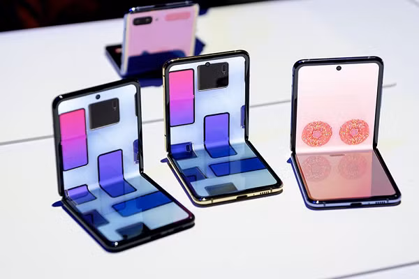Hệ thống mà Apple trình bày sẽ sử dụng một cảm biến nhiệt độ trên bo mạch để phát hiện nhiệt độ của thiết bị và xác định xem việc làm nóng màn hình có an toàn hay không. Nếu việc uốn cong màn hình là an toàn, các cảm biến sẽ xác định khu vực nào cần được làm nóng.