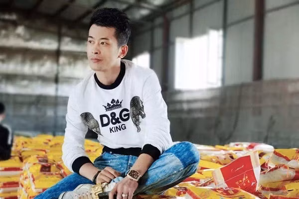 Bên cạnh đó, "ông hoàng livestream" Xinba cũng thường xuyên xuất hiện trên Douyin, phiên bản nội địa của TikTok. Gần đây, anh chàng tiếp tục khiến cộng đồng mạng sửng sốt khi thu về hơn 300 triệu USD sau 12 tiếng livestream.