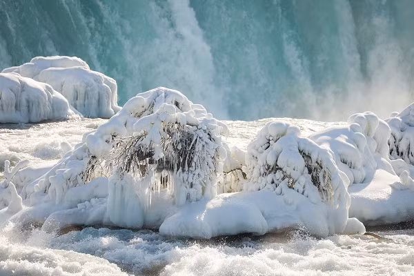 Nhiệt độ ở Thác Niagara, New York vào thời điểm này khoảng âm 11 đến âm 1 độ C, một phần nước đóng băng và tuyết rơi khiến nhiều lớp đá quanh thác được bao phủ băng tuyết.
