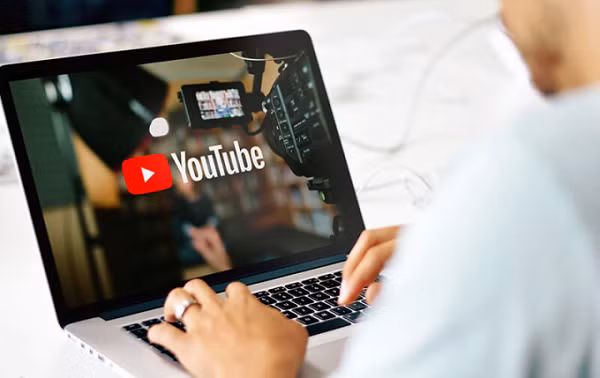 "Google sẽ khấu trừ thuế đối với thu nhập trên YouTube của người xem ở Mỹ từ lượt xem quảng cáo, YouTube Premium, Super Chat, Super Stickers và Channel Memberships", Google viết trên trang hỗ trợ của mình.