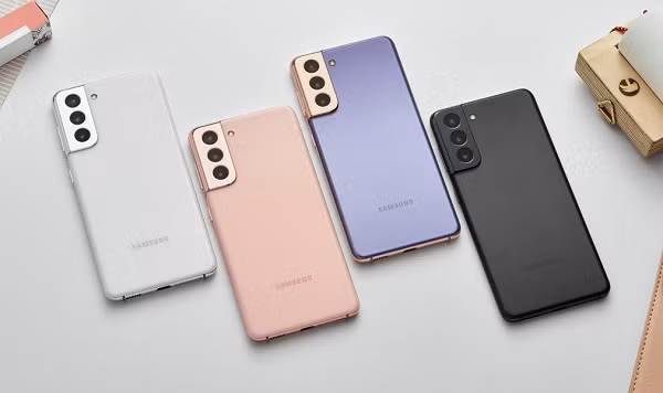 Samsung Galaxy S21 và S21+ nhìn chung giống hệt nhau về thiết kế, chỉ khác biệt về kích thước. Những mẫu flagship thuộc dòng Galaxy S nổi tiếng với những tính năng mới nhất, bao gồm hỗ trợ 5G, hệ thống camera chuyên nghiệp, màn hình đỉnh nhất phân khúc, cùng con chip nhanh nhất trong toàn bộ các sản phẩm Galaxy.