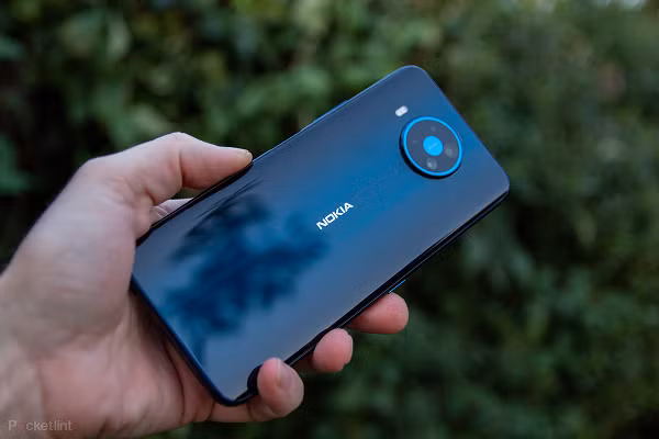 Nokia 8.3 5G sở hữu bộ vi xử lý Snapdragon 765G. Pin 4.500mAh hỗ trợ sạc nhanh 18W. Cụm 4 camera phía sau bao gồm camera chính 64 MP, camera góc siêu rộng 12 MP với hiệu suất ánh sáng yếu ấn tượng nhờ điểm ảnh kích thước lớn (Super Pixel) 2.8 um.