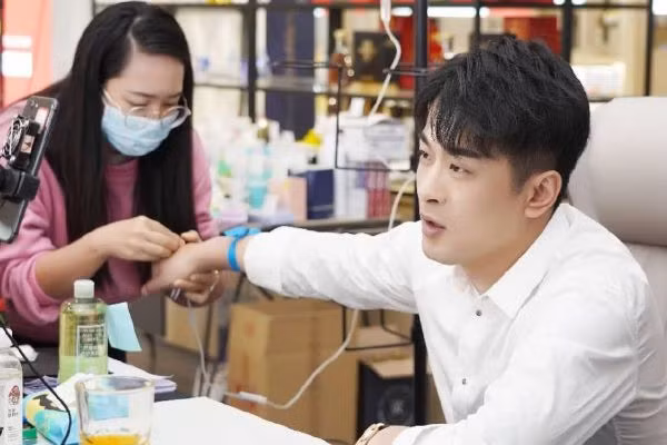 Thương mại điện tử livestream đã trở thành loại hình thị trường cạnh tranh mạnh ở Trung Quốc khi mang về món lợi khổng lồ trong thời kỳ dịch bệnh. Năm 2020, KPMG ước tính ngành này ở Trung Quốc trị giá khoảng 1 nghìn tỉ nhân dân tệ (152,8 tỉ USD).