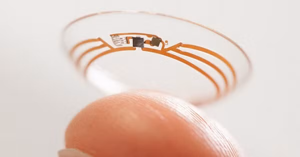 Kính áp tròng do Mojo Vision sản xuất có thể giúp người dùng di chuyển trên đường phố, nhìn rõ các bước lắp ráp máy móc hoặc thuyết trình không cần nhìn vào màn hình.