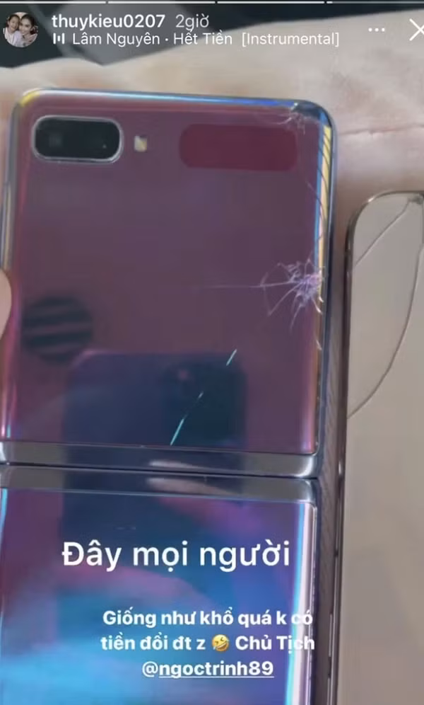  Ngọc Trinh vừa bị trợ lý Thuý Kiều bóc phốt dùng điện thoại như phá khi chiếc Samsung Galaxy Z Flip vỡ tan tành nhưng vẫn được cô dùng đến giờ với dòng caption hài hước.