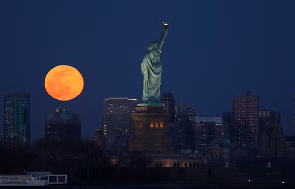 Hình ảnh siêu trăng sáng rực bên cạnh tượng Nữ thần Tự Do ở New York.