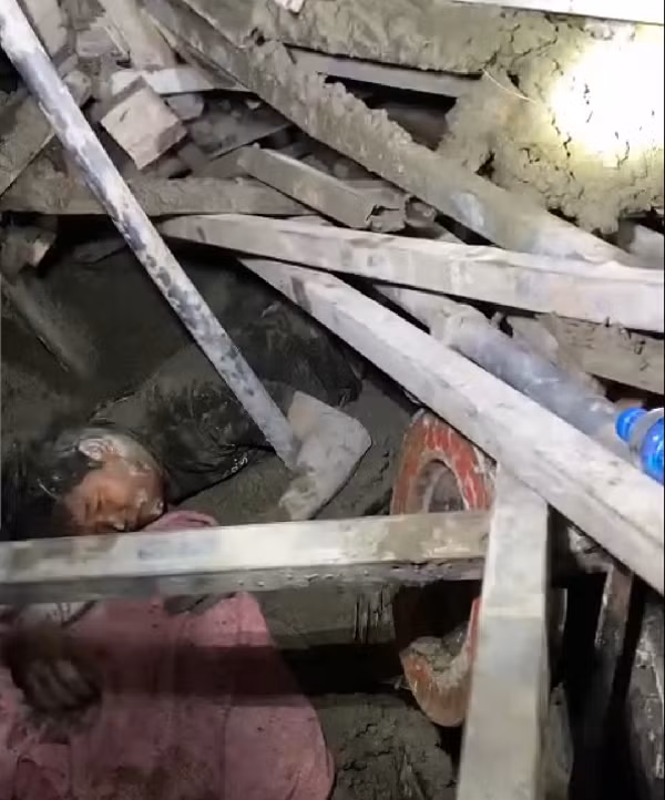Ha Noi: Sap gian giao trong dem, canh sat cuu nguoi bi ket giua dong do nat-Hinh-3
