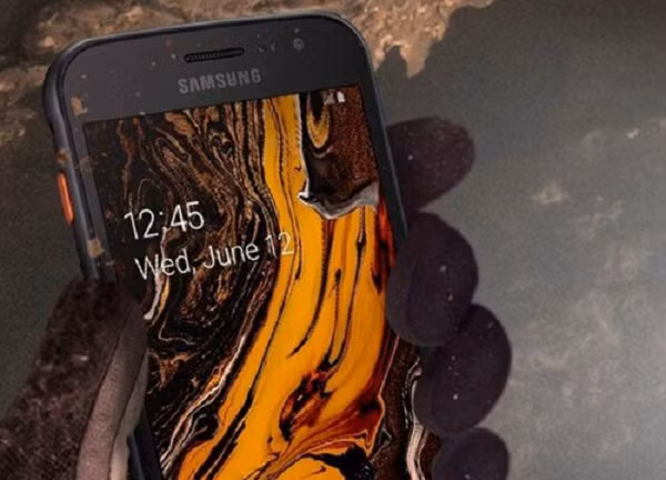 RAM 4 GB/ROM 64 GB, có khay cắm thẻ microSD với dung lượng tối đa 512 GB. Hệ điều hành Android 11, tùy biến trên giao diện One UI 2.0.