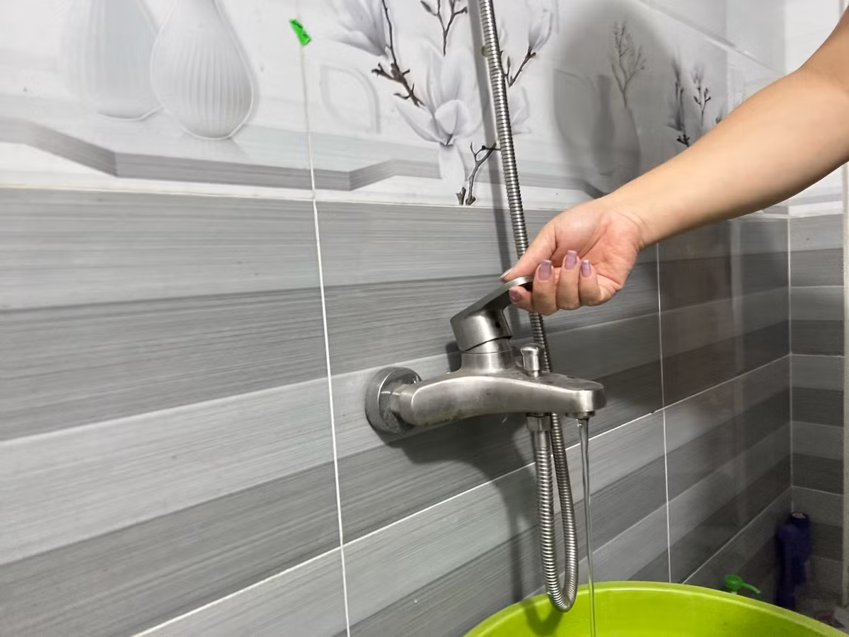 Tuy nhiên, do nguồn nước khan hiếm nên lượng khai thác của Trạm cấp nước chỉ đáp ứng khoảng 30% nhu cầu của người dân