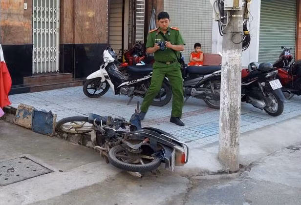  Bắt nóng kẻ cướp giật túi xách của cô giáo đi dự lễ 20/11: Khoảng 6/30 cùng ngày, Võ Chí Dũng (28 tuổi, ngụ huyện Cai Lậy, tỉnh Tiền Giang) chạy trên đường Lý Thường Kiệt (TP Mỹ Tho) thì gặp cô Nguyễn Thị Mỹ Yến (giáo viên Trường THPT Nguyễn Đình Chiểu) lúc này, Dũng đã tăng ga giật túi sách của cô Yến. Nhưng sau đó Dũng đã bị bắt giữ. Được biết thời điểm đó, cô Yến đang trên đường đến trường dự lễ kỷ niệm ngày Nhà giáo Việt Nam. 