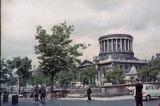 Cuộc sống rất đỗi thành bình của người dân ở Dublin, Ireland năm 1964.