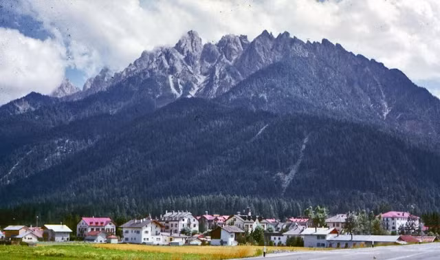 Những ngôi nhà đầy màu sắc ở Longarone, Dolomites, Italy khiến nhiều người có cảm giác như lạc bước vào chốn cổ tích. Mời độc giả xem video: Nhiều nước châu Âu vật vã vì nắng nóng. Nguồn: VTC14