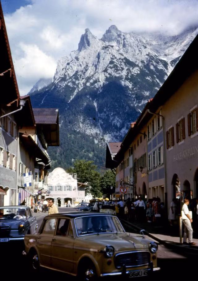 Đường phố ở Mittenwald, Đức tấp nập dòng người qua lại. Những chiếc xe cổ và tòa nhà cổ kính thu hút nhiều du khách ghé thăm nơi đây.