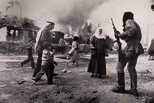 Vào ngày 18/4/1983, một nhóm vũ trang kích nổ quả bom xe cạnh Đại sứ quán Mỹ tại Beirut. Hậu quả là 63 người thiệt mạng và 120 người bị thương.