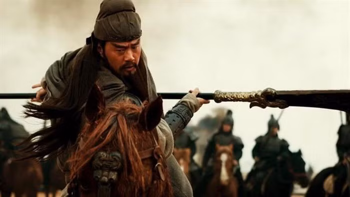 Khi thấy quân Tôn Quyền rút lui, Trương Liêu cho quân truy kích nhằm tiêu diệt quân địch. Theo đó, Tôn Quyền suýt chút nữa bị lực lượng của Trương Liêu bắt giữ.