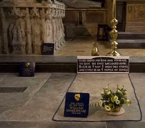 Shakespeare được chôn cất trong ngôi mộ ở nhà thờ Holy Trinity, Stratford -upon - Avon, Anh. Đây cũng là nơi an nghỉ của vợ, con gái và con rể nhà văn lỗi lạc nước Anh.