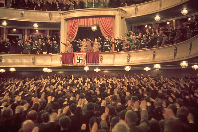 Nhà độc tài Hitler cùng hàng trăm quan chức, binh sĩ tham gia một sự kiện lớn tổ chức tại nhà hát Charlottenburg ở Berlin năm 1939.