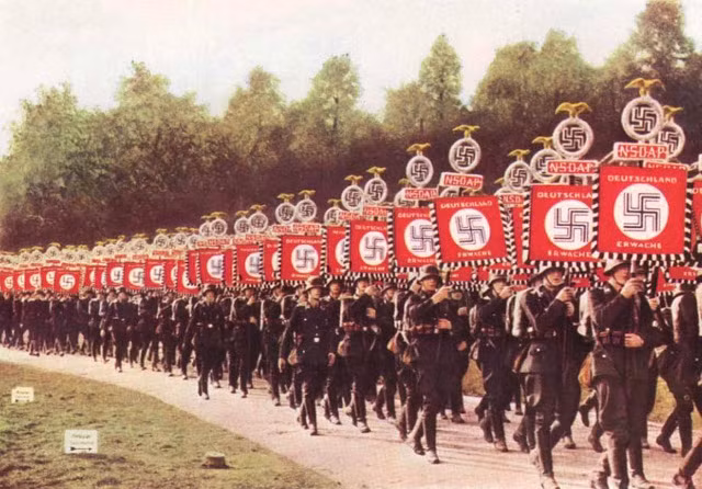 Kể từ khi trùm phát xít Hitler lên nắm quyền ở Đức, nhiều sự kiện quy mô lớn với sự tham gia của hàng ngàn người được tổ chức. Hugo Jager - nhiếp ảnh gia cá nhân của Hitler - chụp được nhiều bức ảnh về các sự kiện "khủng" của Đức quốc xã.