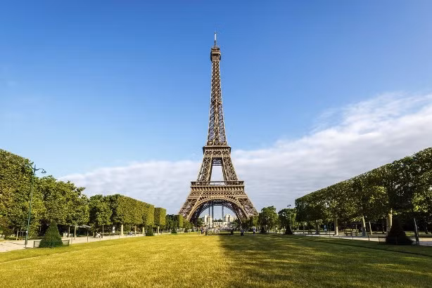 Tháp Eiffel có chiều cao 300m trở thành tòa tháp cao nhất thế giới kể từ khi hoàn thành năm 1889 cho đến năm 1930. Điều thú vị là khi khởi công xây dựng, tháp Eiffel được giới chức cho phép tồn tại trong 20 năm.
