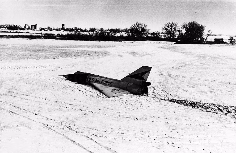 Theo đó, ông nhảy dù ra khỏi chiếc F-106 đang rơi. Sau đó, những phi công trên 2 chiếc F-106 tham gia cùng huấn luyện nhận thấy chiếc máy bay gặp sự cố từ từ hạ cánh xuống một cánh đồng lúa mì gần Big Sandy, Montana.